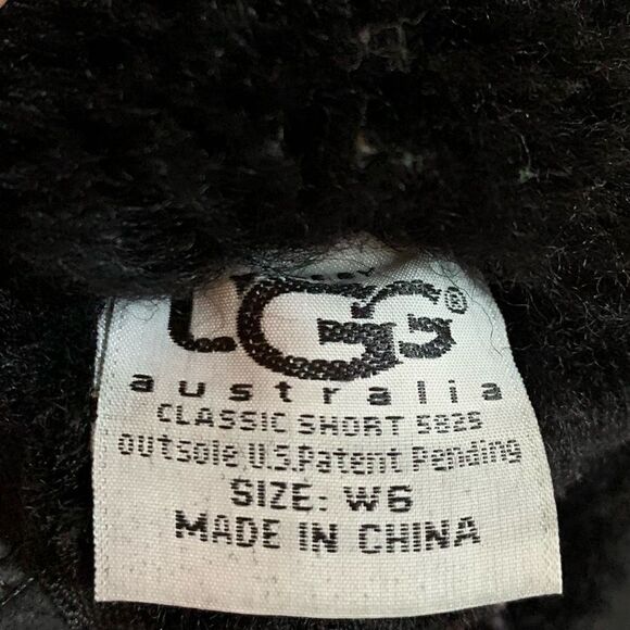 Women's UGG black Classic Short boots - Picture 7 of 9